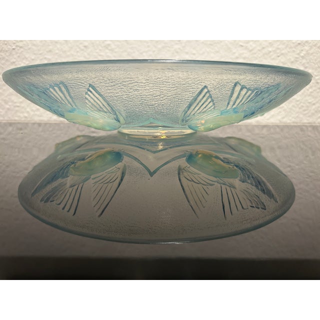 This Art Deco bowl, made of heavy glass, features striking relief birds on its underside and can be used as a decorative...