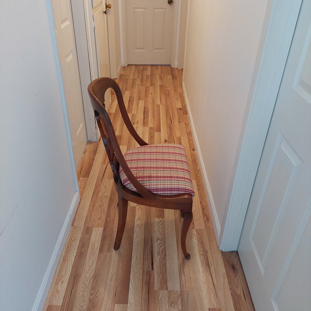 Vintage Neoclassical Mahogany Vase-Back Dining Chairs - Set of 5 (Set of 4 + 1 Extra) For Sale - Image 4 of 5