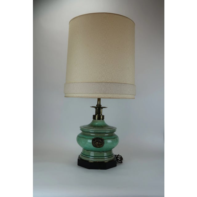 Mid-Century Modern 1950's Stiffel by Edwin Cole Chinoiserie Ceramic & Brass Dragon Foo Dog Table Lamp For Sale - Image 3 of 13