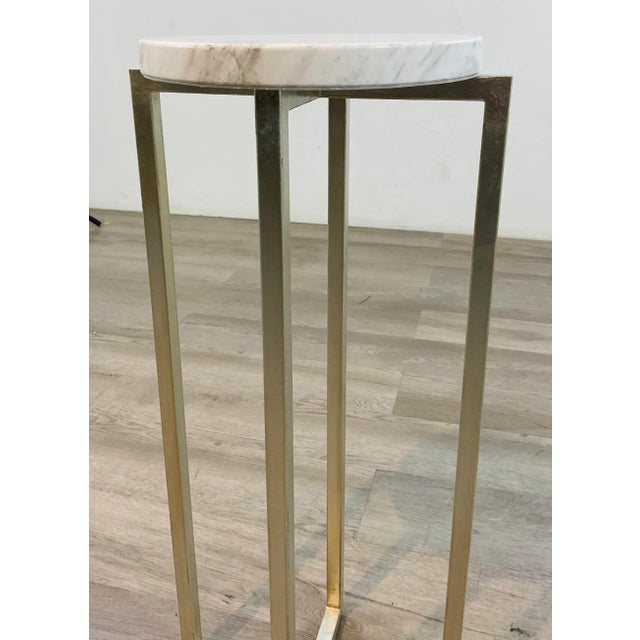 Stylish Currey & Co. Modern White Marble Drinks Table Prototype, silver finished metal base, showroom floor sample