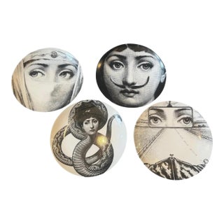 Four 1970s 26 Cm Porcelain Wall Plates Temi E Variazioni by Piero Fornasetti For Sale