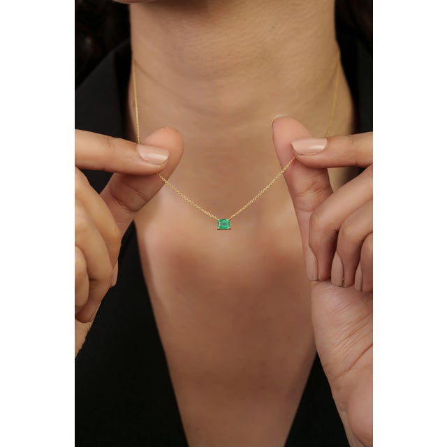 Minimalist Natural Zambian Emerald Solitaire Pendant Necklace in 14k Yellow Gold For Sale In New York - Image 6 of 13