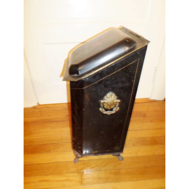 Late 19th Century Antique Victorian Tole Ware Coal Scuttle Fireplace Box With Hand Painted "Bouquet of Flowers" For Sale - Image 5 of 13