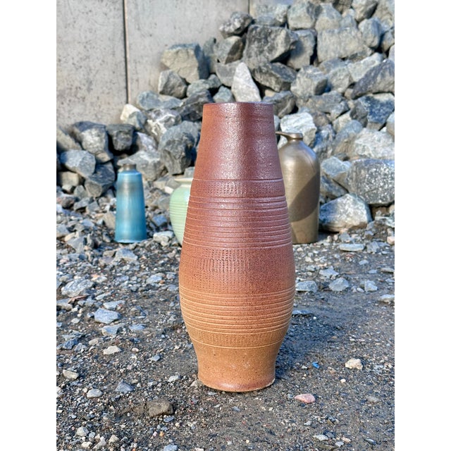 Floor Vase with Incised Decoration from VEB Steingut, GDR / Germany, 1950s For Sale - Image 9 of 18