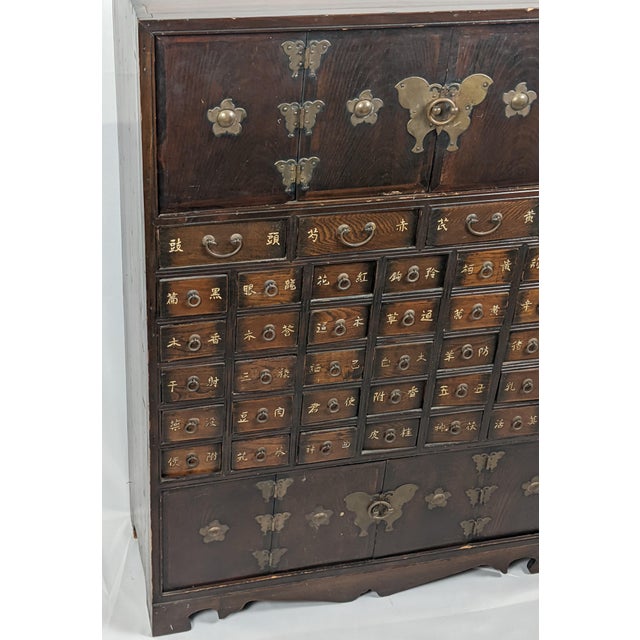 Late 19th-Century Korean Yakjang Apothecary Cabinet With 39 Hanja-Labeled Drawers For Sale - Image 12 of 18