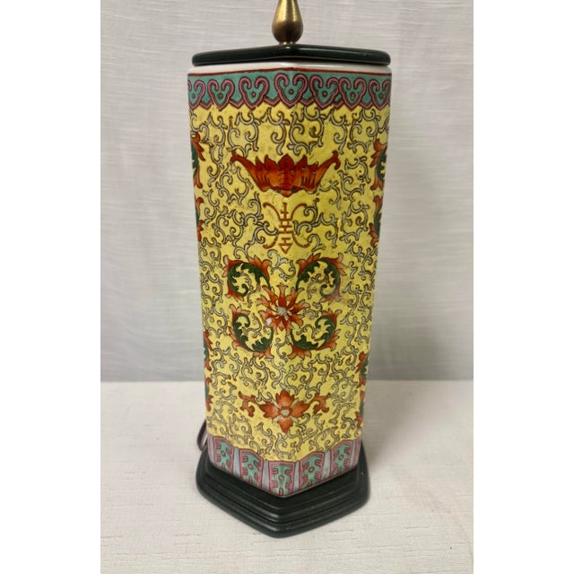 Vintage Chinoiserie Chinese Export Yellow Porcelain Table Lamp With Floral Pattern For Sale - Image 6 of 12