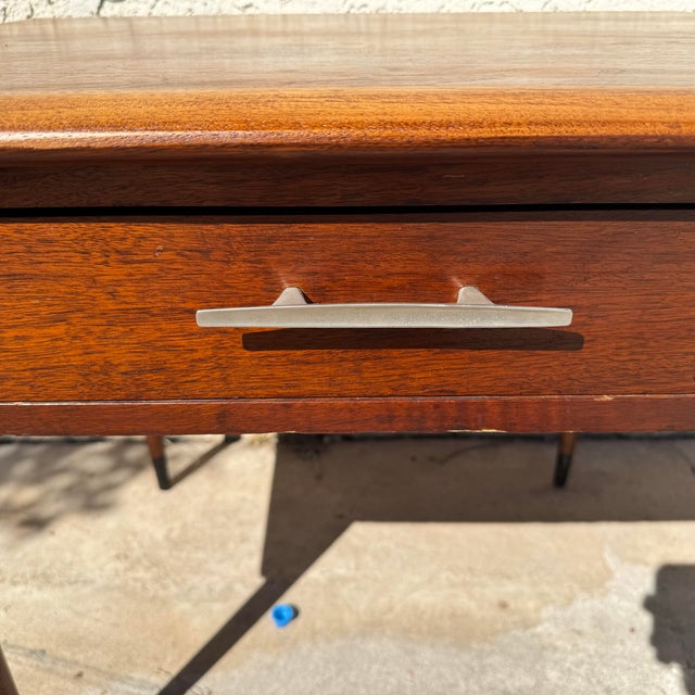 Mid Century Lane Acclaim drop leaf side table. Very good condition. Nice combination of walnut and oak with dovetail...