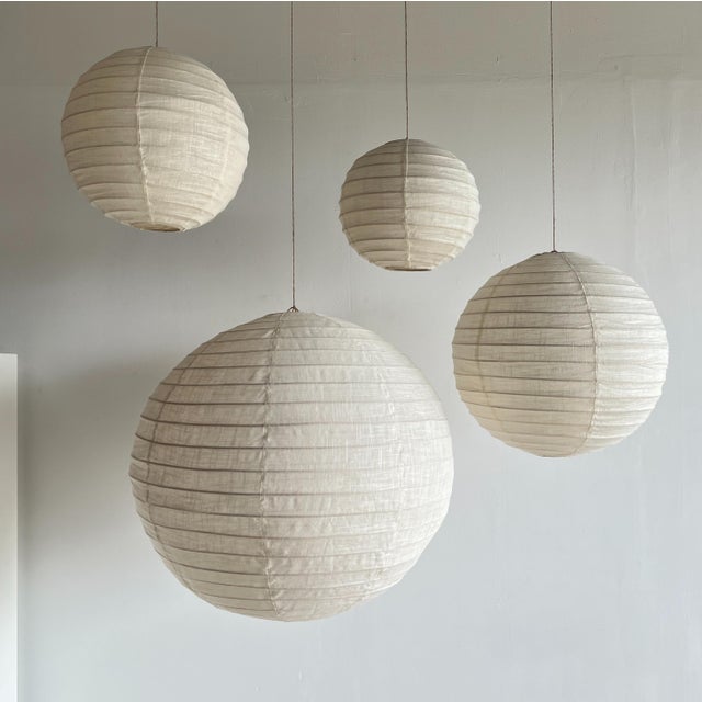 White Japanese-Style Rattan and Natural Linen Pendant Light, 1980s For Sale - Image 8 of 17