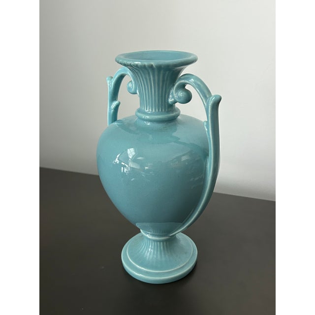 Mid-Century Modern Vintage Royal Haeger Attributed Feather Plume Urn Vase – Mid-Century Turquoise Blue-Green Ceramic, Usa For Sale - Image 3 of 11
