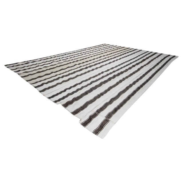 Traditional Mid 20th Century Oversized White & Gray Vintage Kilim Rug For Sale - Image 3 of 7