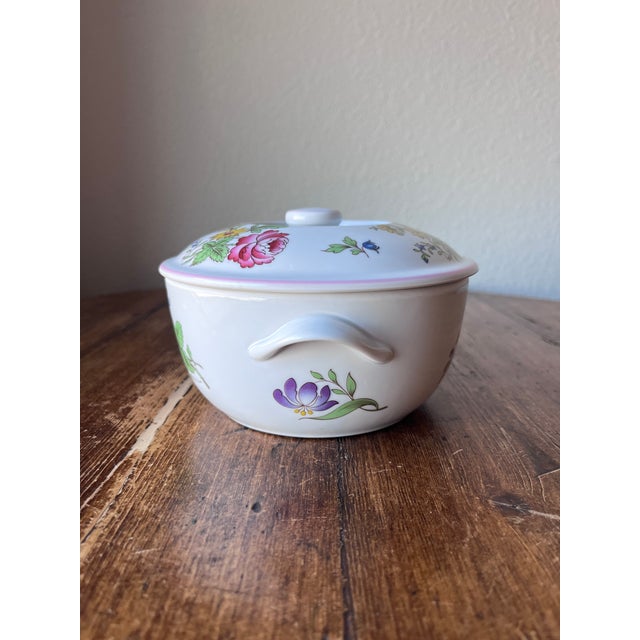 English 1990s Spode Marlborough Sprays Collection Serveware 1 Quart Casserole Dish For Sale - Image 3 of 6