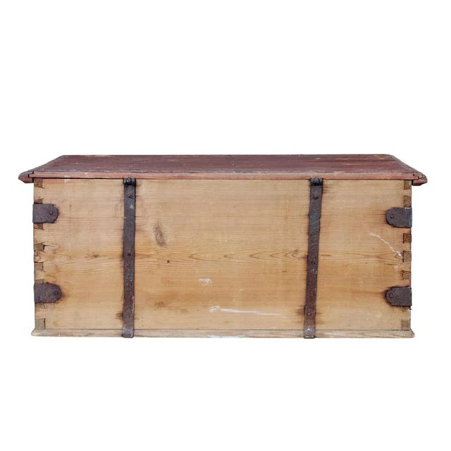 Early 19th Century Painted Pine Blanket Box For Sale - Image 4 of 8