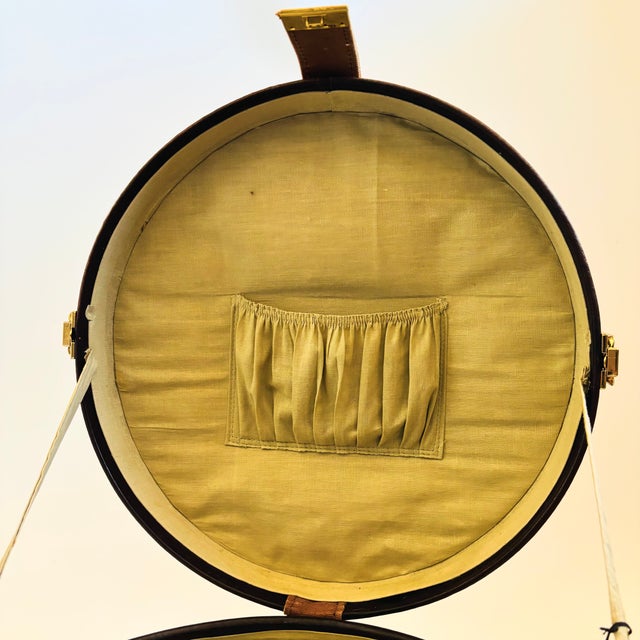 Brown Vintage Circular Wicker and Leather Suitcase - Vintage Luggage, Travel Bag For Sale - Image 8 of 16