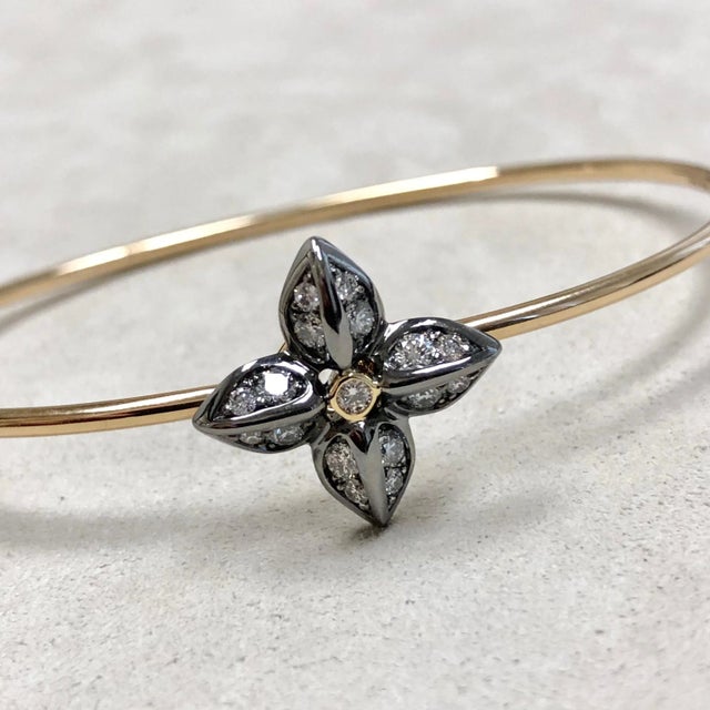 Syna Oxidized Silver Yellow Gold Flower Bracelet with Diamonds For Sale - Image 4 of 11