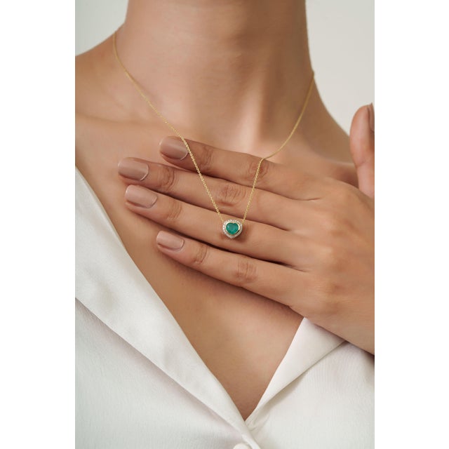Green Heart-Cut Natural Emerald Diamond Vintage Necklace in 14k Yellow Gold For Sale - Image 8 of 15