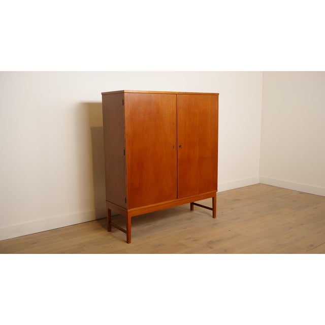 This vintage wall cabinet exudes elegance and style. The sleek design gives the cabinet a timeless yet sophisticated look....