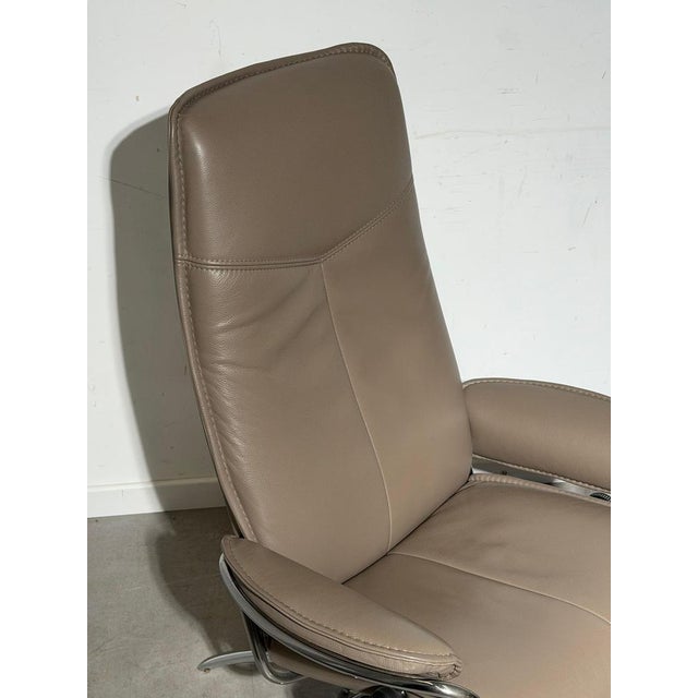 Set of City High-Back Recliner with Ottoman from Stressless For Sale - Image 3 of 10