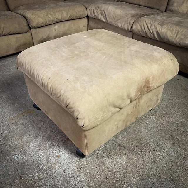 Set of Corner Sofa and Ottoman in Natural Sand Leather from Rolf Benz For Sale - Image 3 of 13
