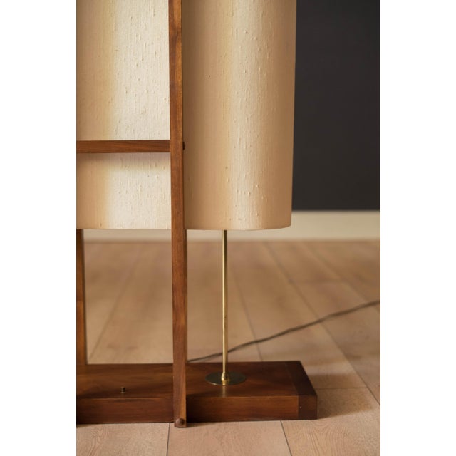Wood Mid Century Modern Sculptural Walnut and Brass Standing Floor Lamp For Sale - Image 7 of 18