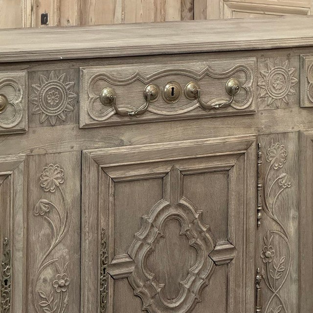 18th Century Country French Louis XIII Buffet in Stripped Oak For Sale In Dallas - Image 6 of 18