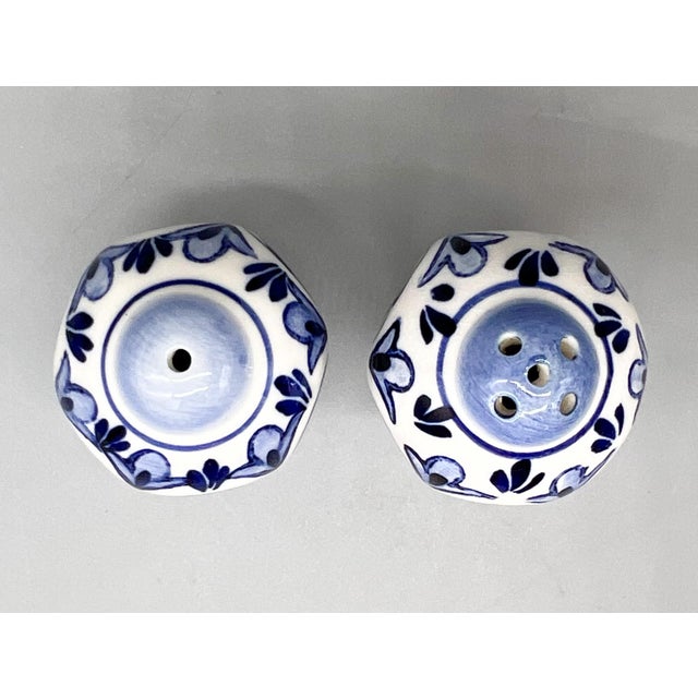 Mid-Century Modern Vintage Blue & White Delft-Style Ceramic Salt & Pepper Shakers – Dutch Country / Traditional For Sale - Image 3 of 8