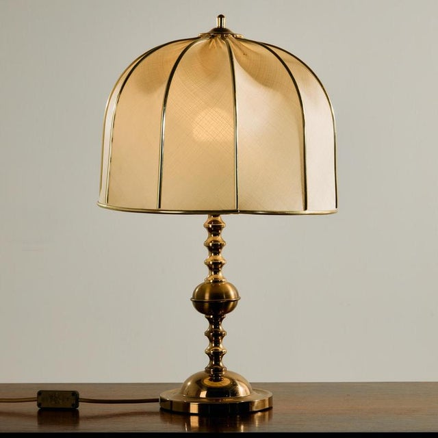 A truly classic and elegant piece. Brass table lamp with rounded shapes from the 1970s. The surface of the lamp has some...