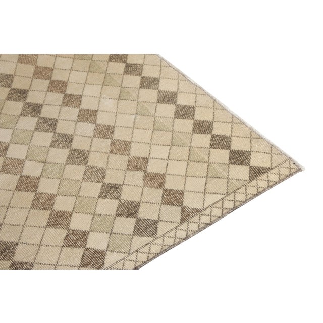 1960s Vintage Art Deco Rug in Beige-Brown Lattice Diamond Pattern For Sale - Image 4 of 6