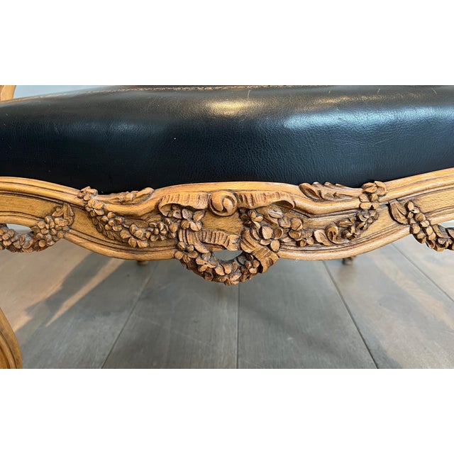 1950s Queen's armchair in carved walnut upholstered with black leather and iron-Gi For Sale - Image 11 of 12