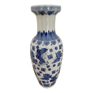 Chinoiserie Tall Blue and White Porcelain Urn For Sale