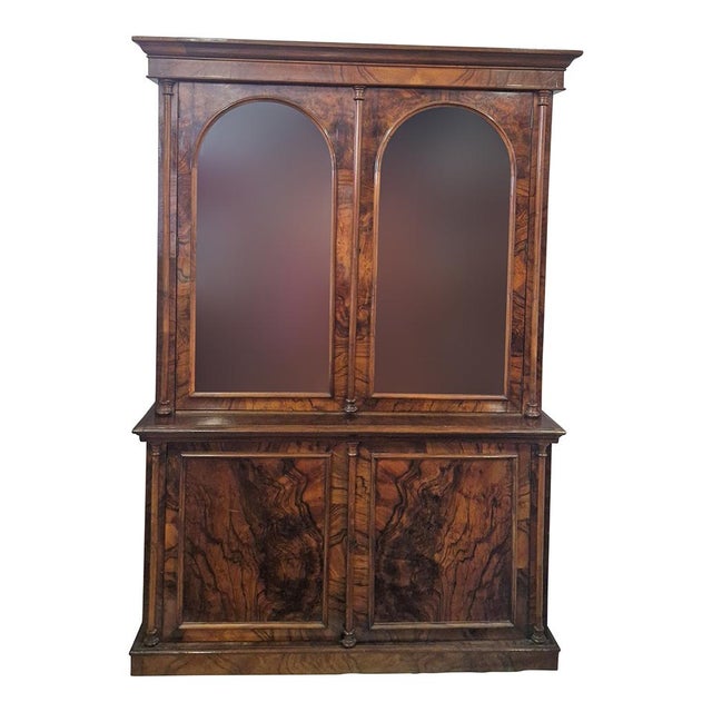 Double-body display cabinet in walnut and walnut root, with doors underneath and a shelf; glass in the upper part,...