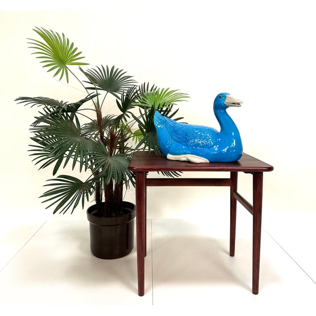 Large impressive duck figurine in Chinese porcelain, nicely detailed and with natural expression, circa 1960s.