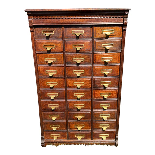Victorian Antique Oak 30-Drawer Library Card Catalog Cabinet Late Victorian / Early Arts & Crafts | C. 1886–1905 | Original Finish & Brass Hardware For Sale - Image 3 of 16