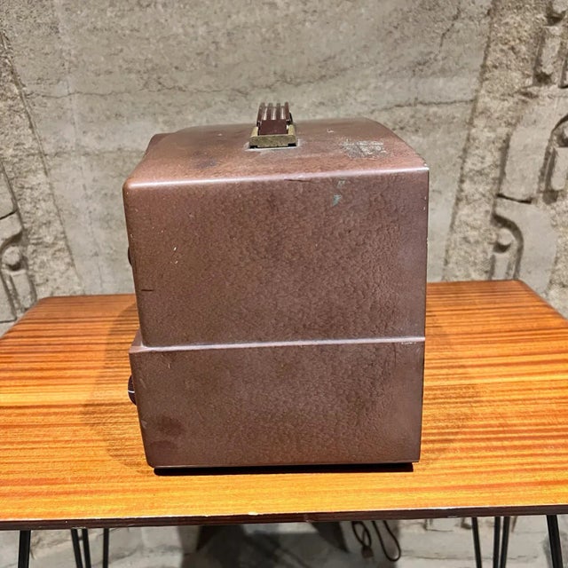 For your consideration, a vintage 1950s Zenith AM/FM Bakelite tube radio, specifically resembling models like the G725,...