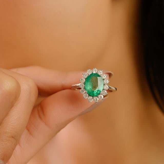 Green VRJewels 2.26 Ct Natural Emerald and Diamond 14k Gold Oval Engagment Ring Size 6.5 For Sale - Image 8 of 16