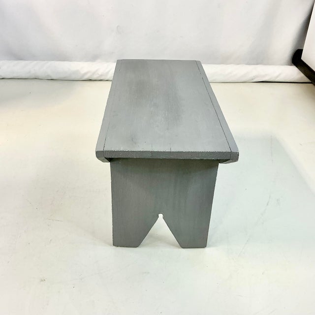 1950s Vintage Folk Art Americana Arts & Crafts Pine Bench. For Sale - Image 13 of 14