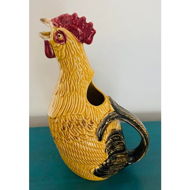 Rustic European 1990s Bordallo Pinheiro Rooster Pitcher in Honey Gold Color For Sale - Image 3 of 11