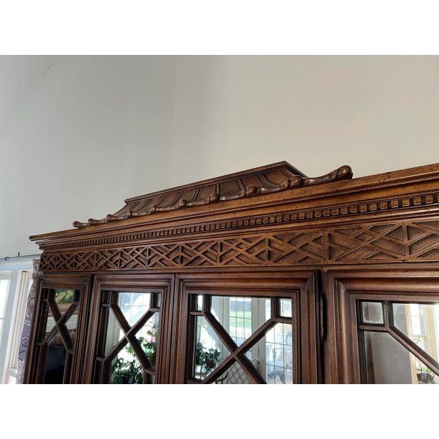 Late 20th Century Late 20th Century Chinese Chippendale Chinoiserie Style Lighted China Cabinet With Pagoda Top and Mirrored Doors For Sale - Image 5 of 12