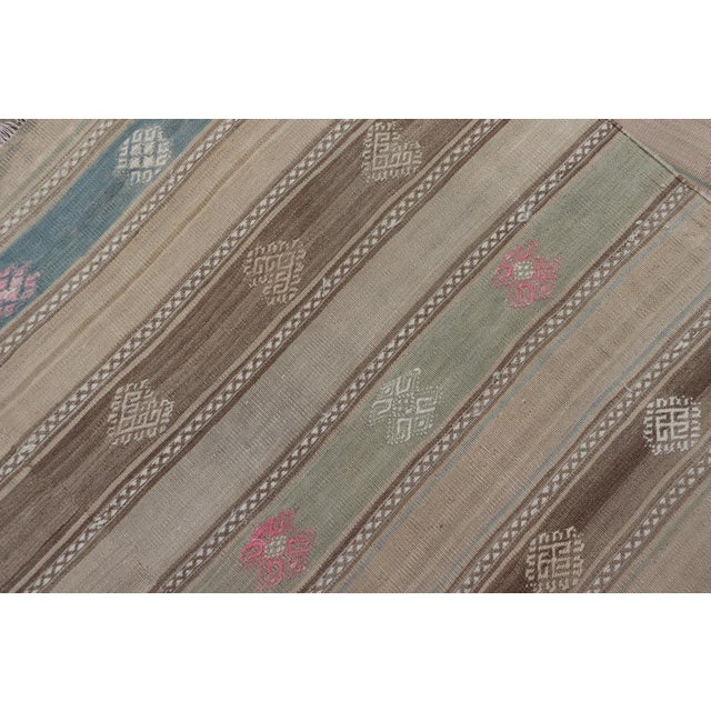 Vintage Hand-Woven Flatweave Kilim in Wool With Sub-Geometric Design and Motifs For Sale - Image 13 of 13
