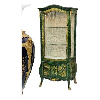 1990s Emerald Green Curio Cabinet With Gold Leaf Accents, Glass Display Shelves & Bombe Base For Sale
