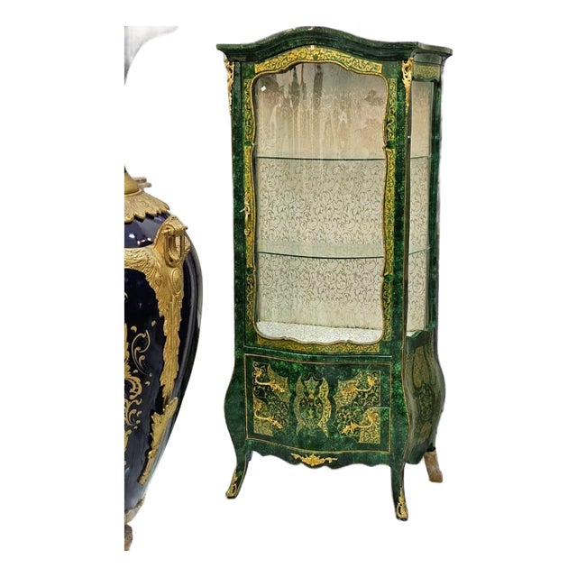 1990s Emerald Green Curio Cabinet With Gold Leaf Accents, Glass Display Shelves & Bombe Base For Sale