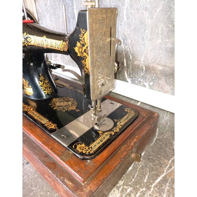 Black Antique Singer Hand Crank Sewing Machine in Bentwood Case, 1890s For Sale - Image 8 of 10
