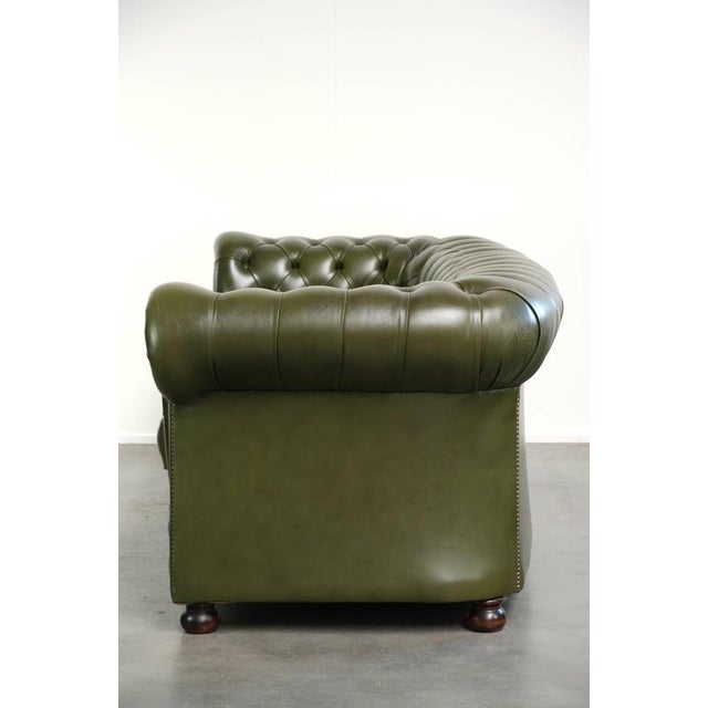 Chesterfield 2.5-seater Sofa in Green Cowhide Leather For Sale - Image 4 of 14