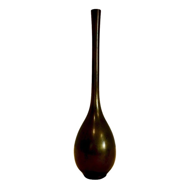 On offer is a beautifully proportioned antique Japanese bronze Ikebana flower vase. Dating from the late Meiji to Taisho...