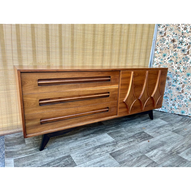 Young Manufacturing Mid Century Modern Six Drawers Credenza by Young Manufacturing. Circa 1960s For Sale - Image 4 of 12