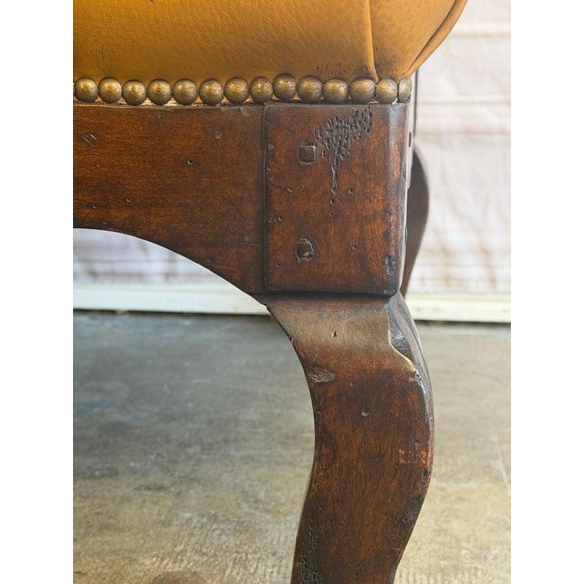 Brass French Chesterfield Tufted Bench in Caramel Leather For Sale - Image 8 of 16