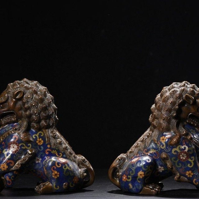 Asian Pair of Vintage Cloisonné Enamel Guardian Lions – Gilt Bronze Foo Dogs, Blue Ground For Sale - Image 3 of 9
