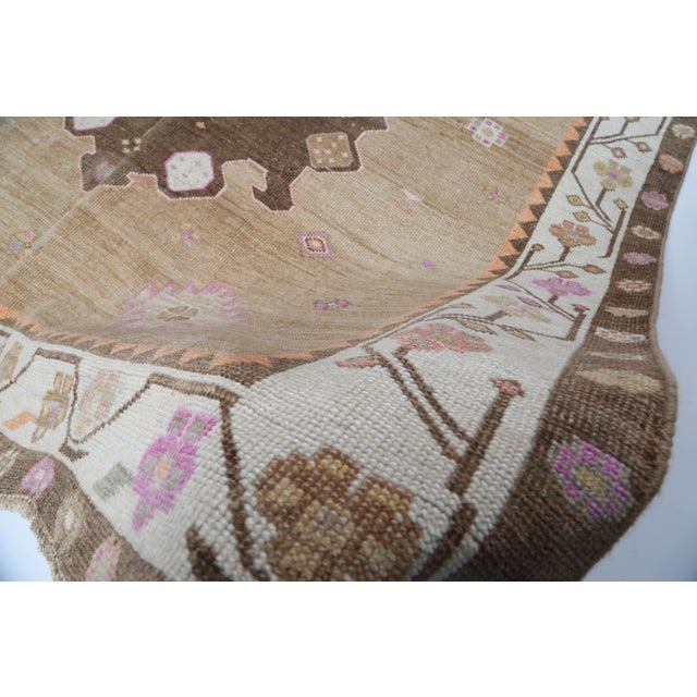 Taupe Mid 20th Century Turkish Kars Rug in Taupe, Ivory & Dusty Pink – Handwoven Anatolian Wool -5' 6'' X 10' 8'' For Sale - Image 8 of 12