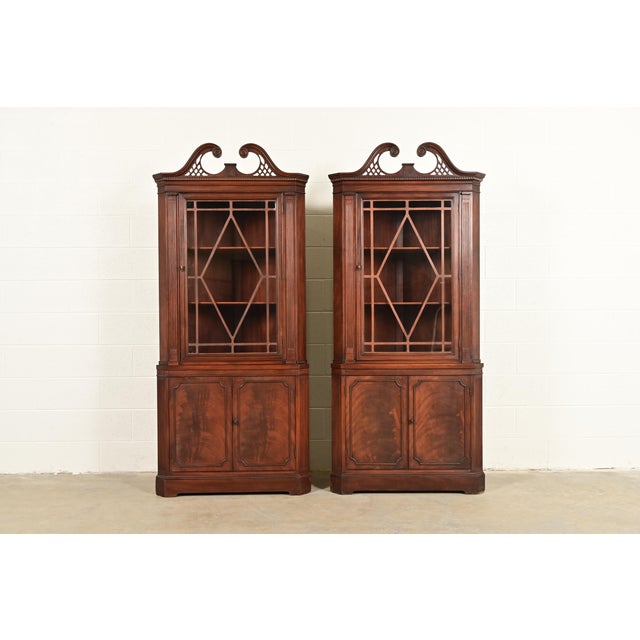 Baker Furniture Style Georgian Flame Mahogany Corner Cabinets, Pair For Sale - Image 9 of 9