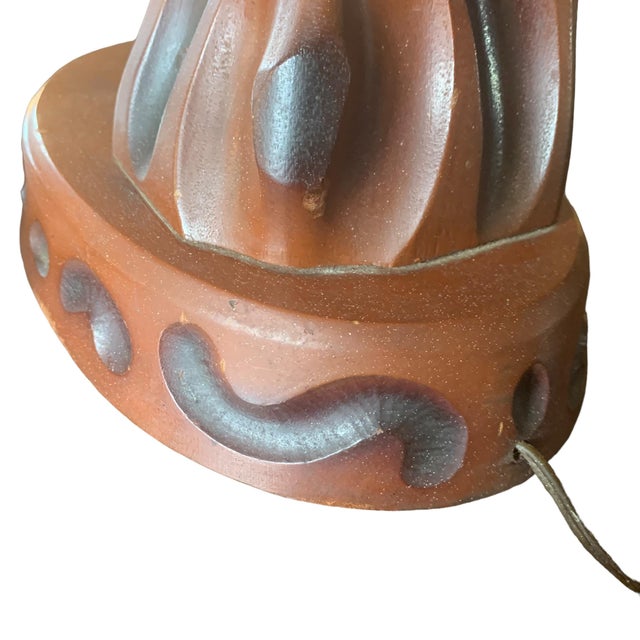 Sienna Mid-Century Carved Wood Brutalist Table Lamp With Angled Socket For Sale - Image 8 of 12