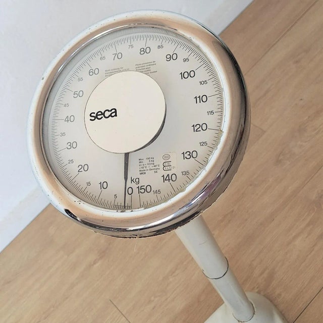 This industrial personal scale with display window was manufactured in the 1950s by Seca. It remains in a good vintage...